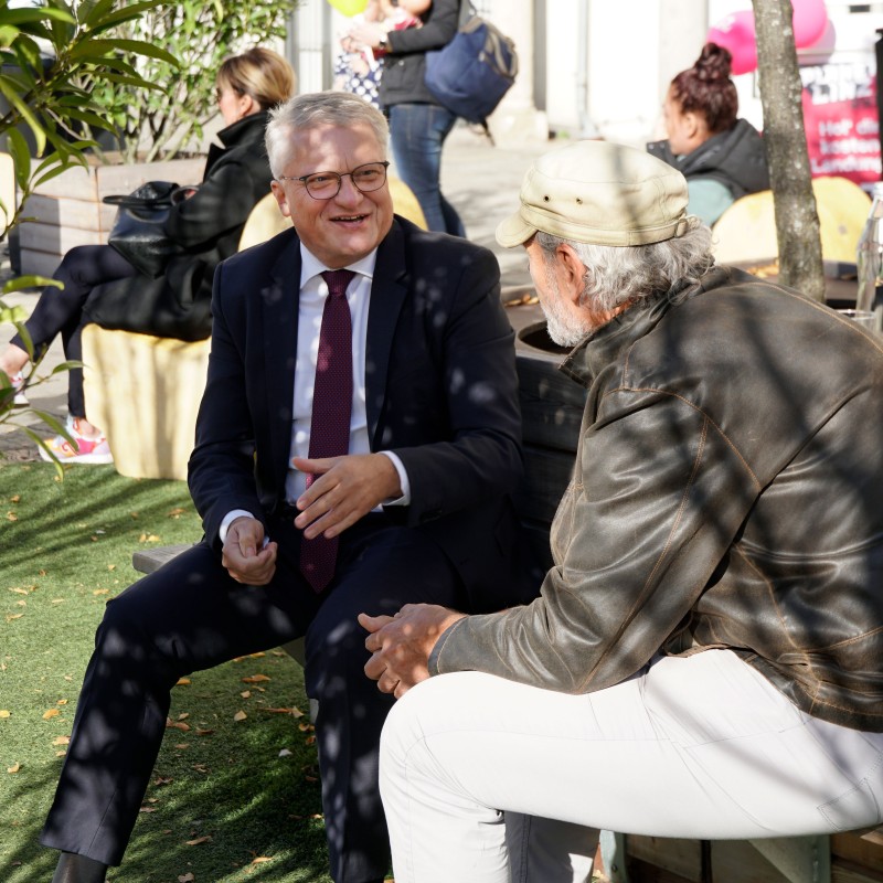 Bench Talks Mayor Klaus Luger